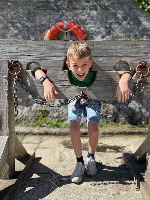 wooden pillory at Charlestorn